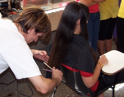Entre as atividades, serão oferecidos cortes de cabelo gratuitamente